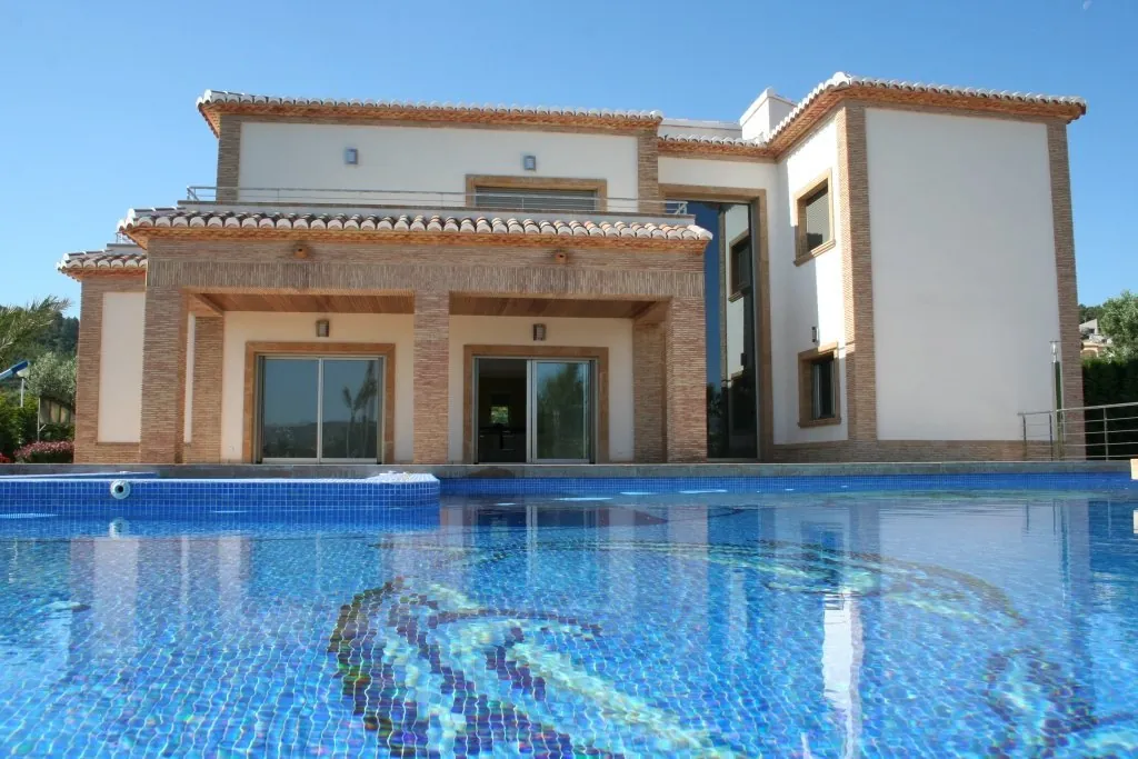 Chalet de 5 dormitorios con vistas al Montgó y al mar en Jávea