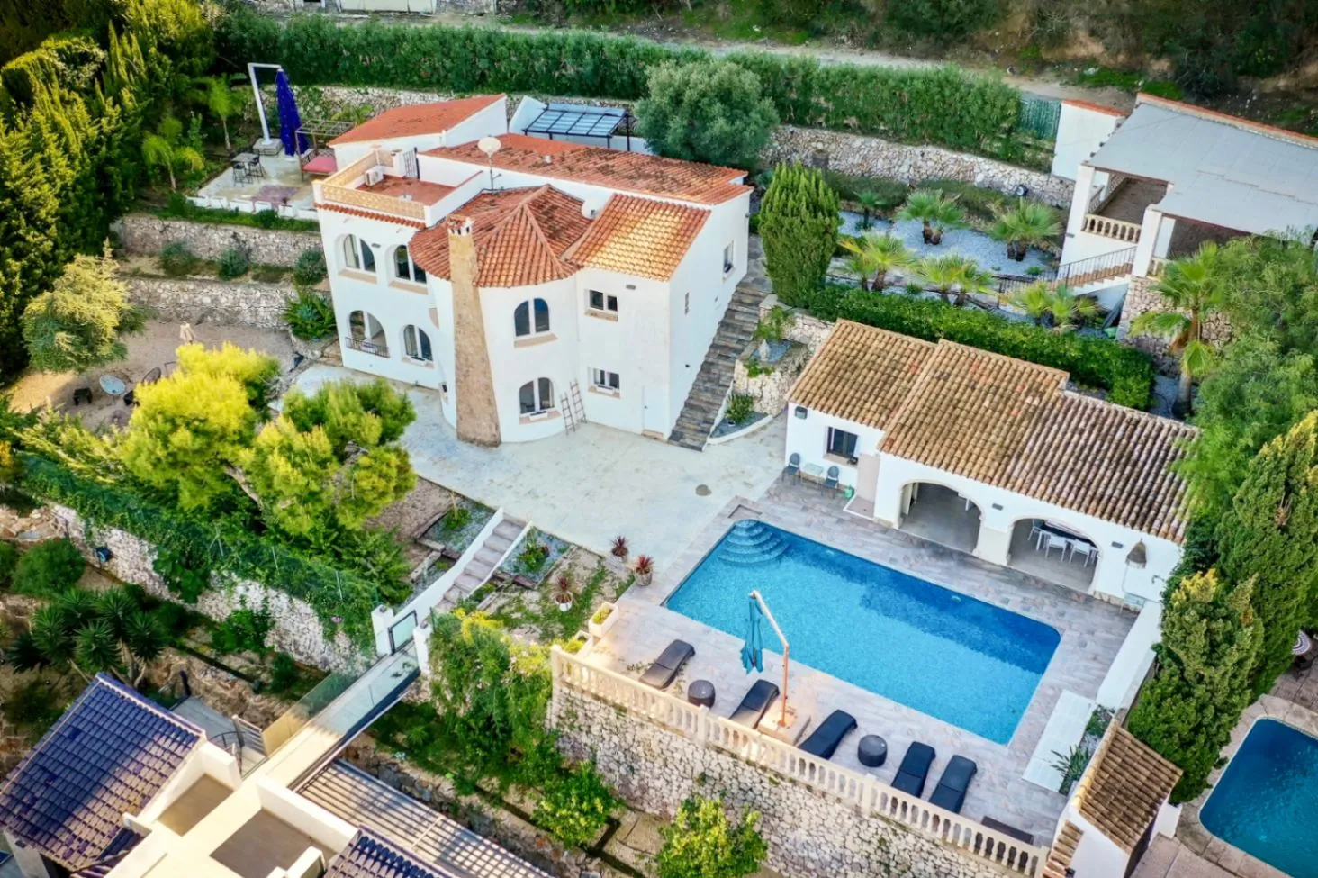 Villa a la venta en Jávea con vistas al mar y a poca distancia de la playa del Portixol