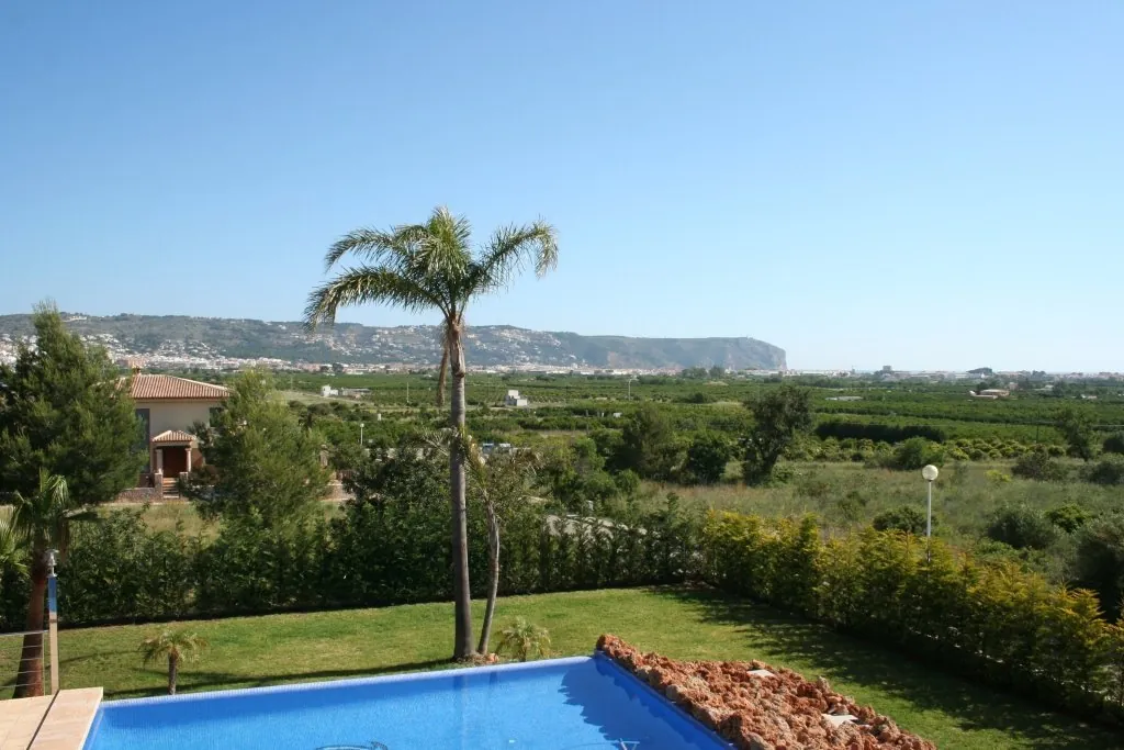 Chalet de 5 dormitorios con vistas al Montgó y al mar en Jávea