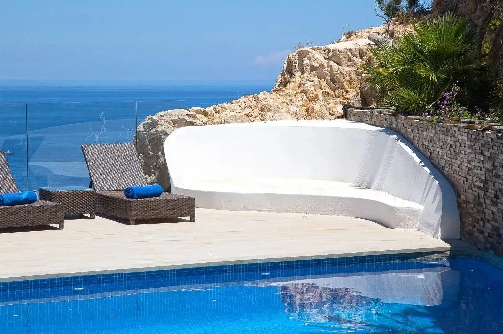 Luxurious modern frontline villa with stunning sea views