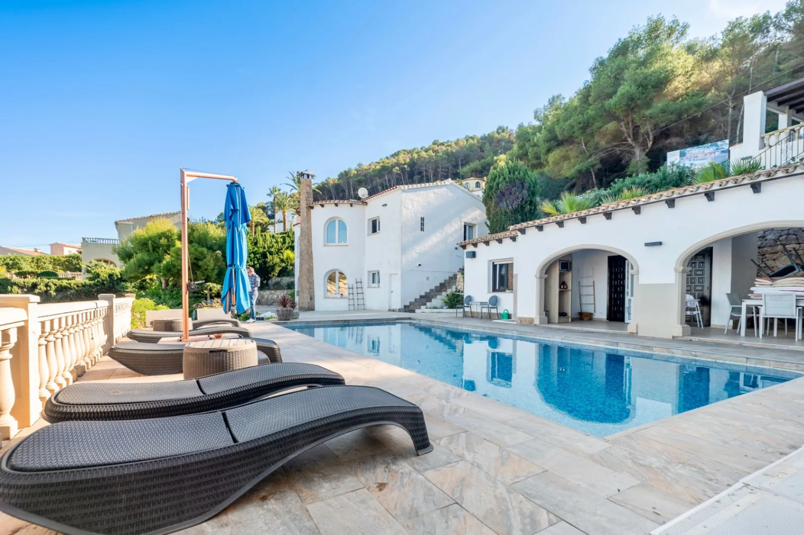Villa a la venta en Jávea con vistas al mar y a poca distancia de la playa del Portixol