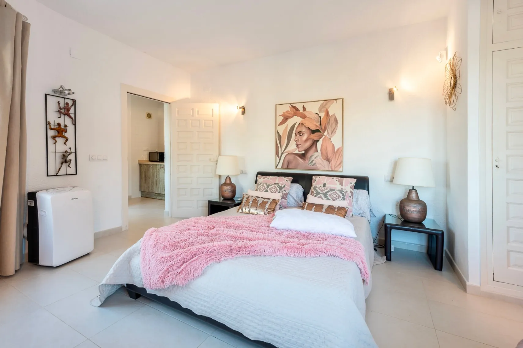 Villa a la venta en Jávea con vistas al mar y a poca distancia de la playa del Portixol