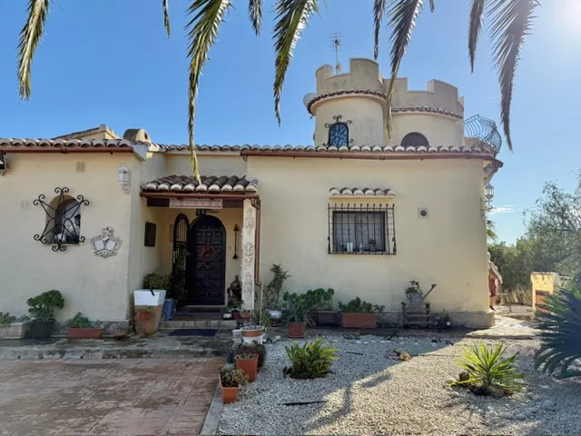 Charmante Villa mit 5 Schlafzimmern und Meerblick in Benitachell