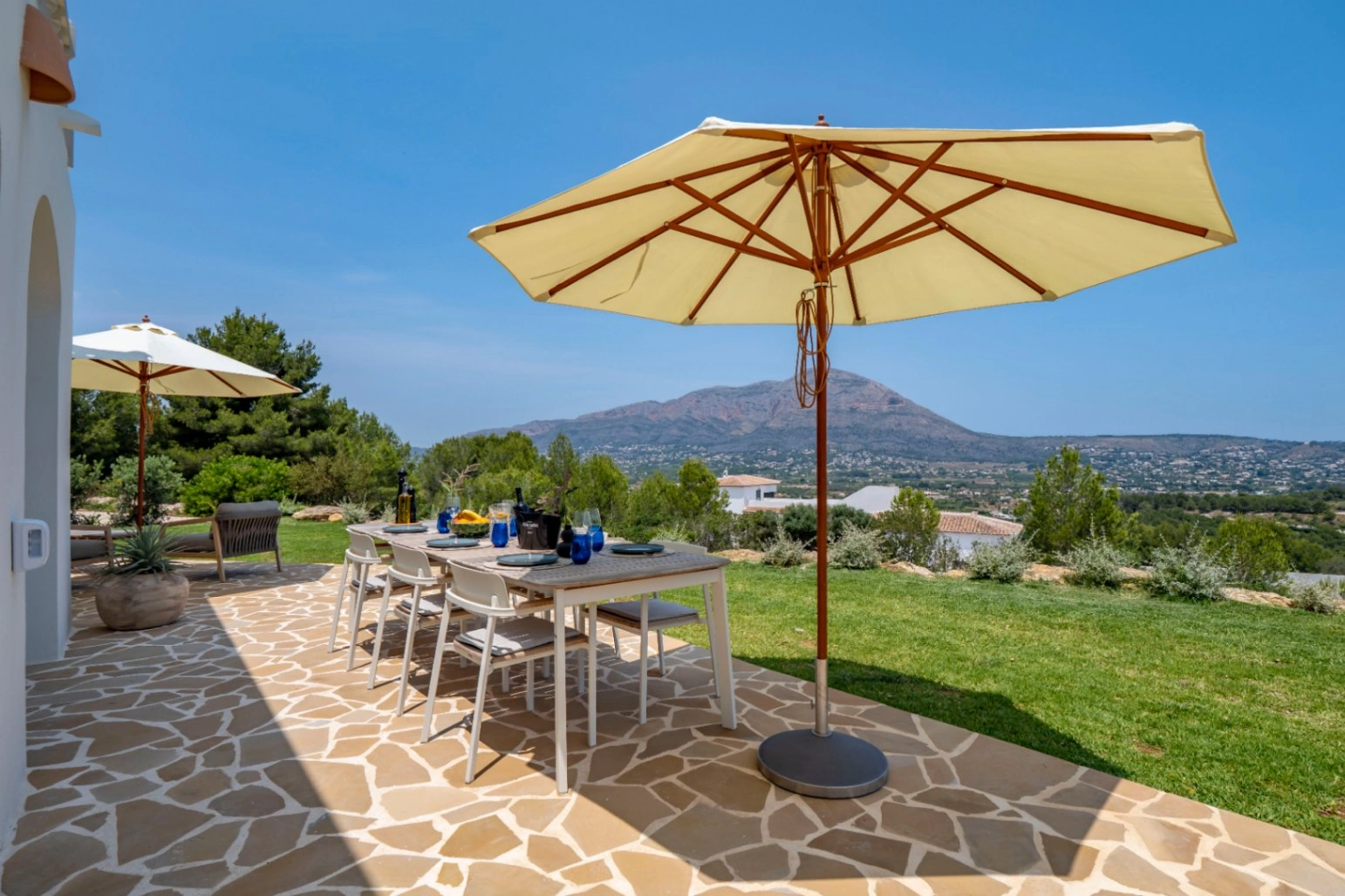 Recently renovated villa with stunning panoramic views of Jávea.