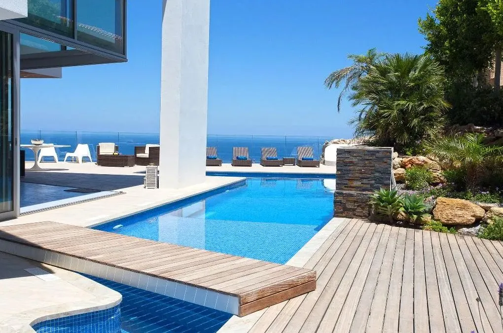 Luxurious modern frontline villa with stunning sea views