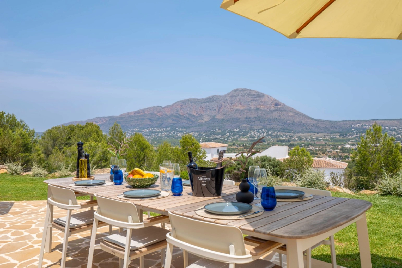 Recently renovated villa with stunning panoramic views of Jávea.