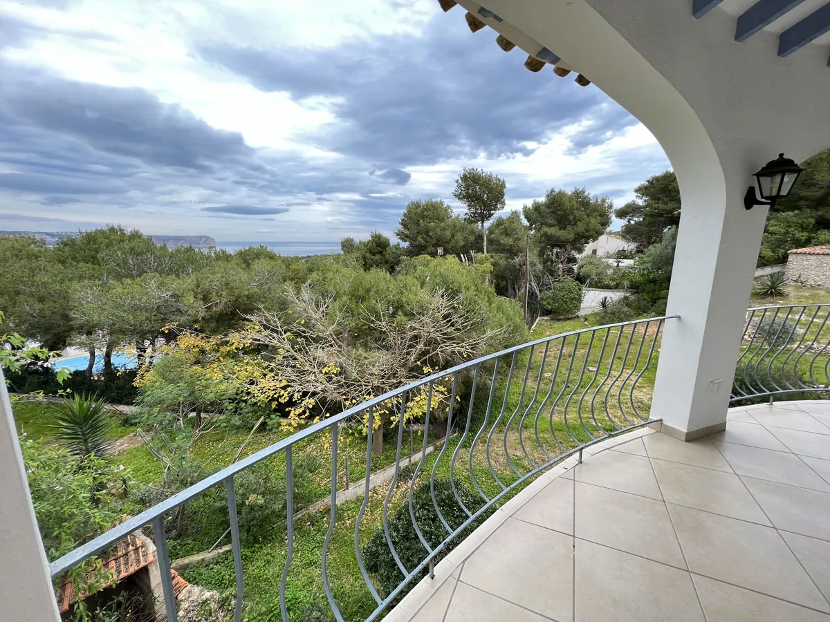 Villa cerca de la playa con vistas al mar en Jávea