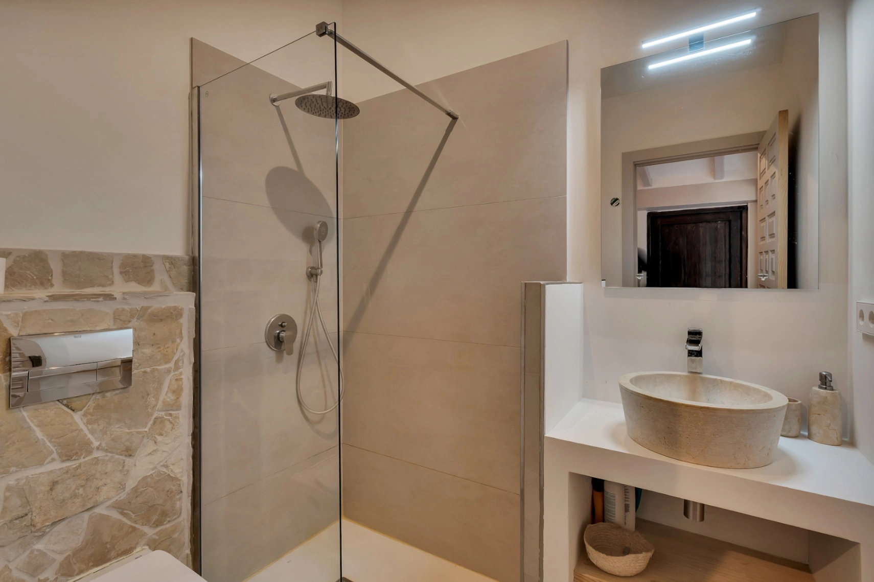 Exclusives, komplett renoviertes Anwesen mit großem Grundstück von 11.367 m2.