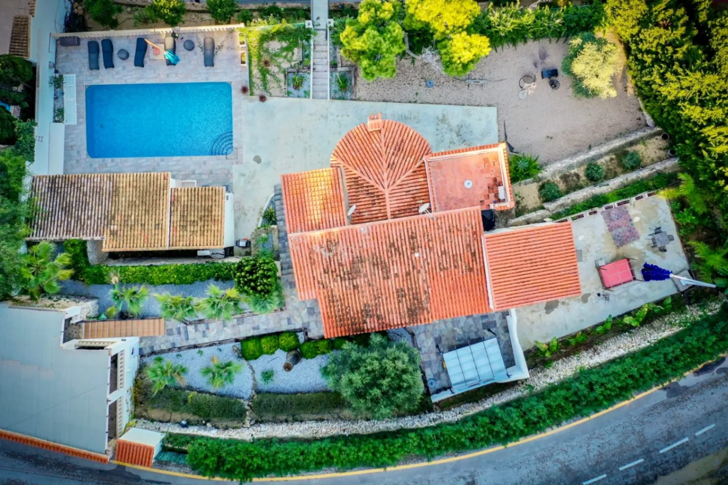 Villa a la venta en Jávea con vistas al mar y a poca distancia de la playa del Portixol