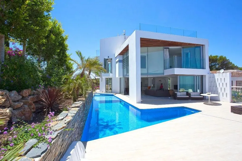 Luxurious modern frontline villa with stunning sea views