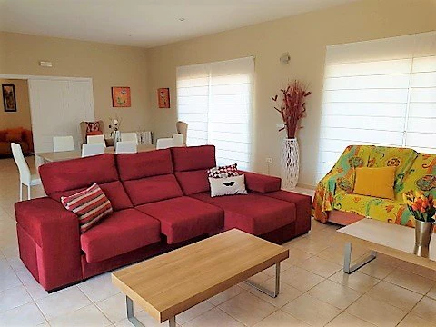 VILLA DE 4 DORMITORIOS EN ZONA MONTGO