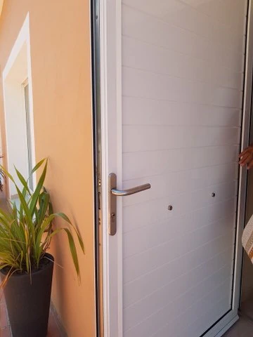 VILLA DE 4 DORMITORIOS EN ZONA MONTGO