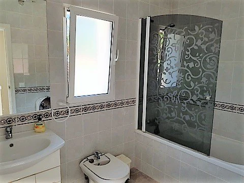 VILLA DE 4 DORMITORIOS EN ZONA MONTGO