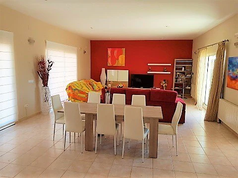 VILLA DE 4 DORMITORIOS EN ZONA MONTGO