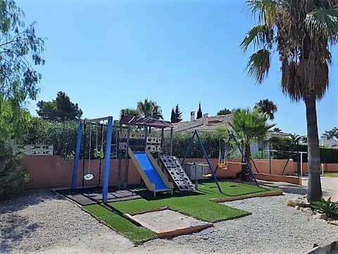 VILLA DE 4 DORMITORIOS EN ZONA MONTGO