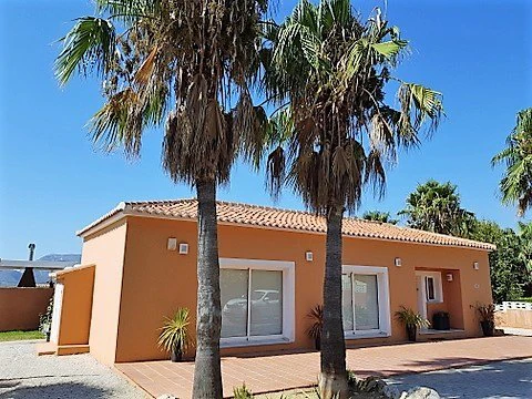 VILLA DE 4 DORMITORIOS EN ZONA MONTGO