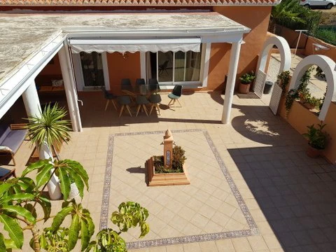VILLA DE 4 DORMITORIOS EN ZONA MONTGO