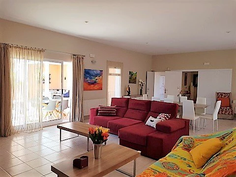 VILLA DE 4 DORMITORIOS EN ZONA MONTGO