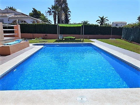 VILLA DE 4 DORMITORIOS EN ZONA MONTGO