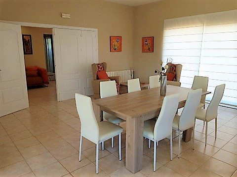 VILLA DE 4 DORMITORIOS EN ZONA MONTGO