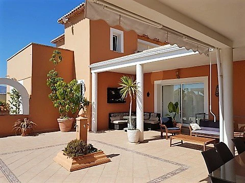 VILLA DE 4 DORMITORIOS EN ZONA MONTGO
