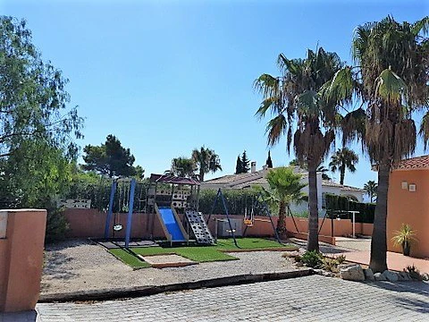 VILLA DE 4 DORMITORIOS EN ZONA MONTGO