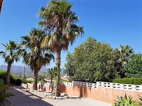 VILLA DE 4 DORMITORIOS EN ZONA MONTGO