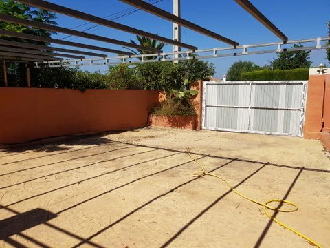 VILLA DE 4 DORMITORIOS EN ZONA MONTGO