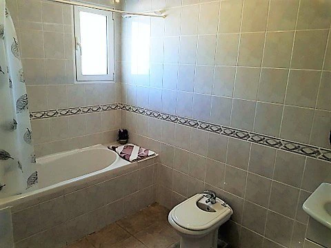 VILLA DE 4 DORMITORIOS EN ZONA MONTGO