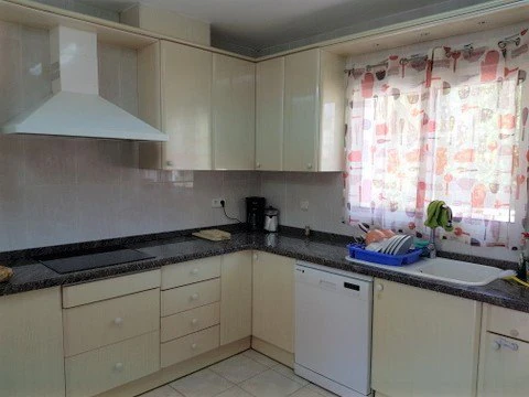 VILLA DE 4 DORMITORIOS EN ZONA MONTGO