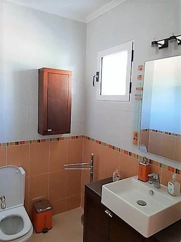 VILLA DE 4 DORMITORIOS EN ZONA MONTGO