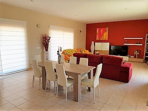 VILLA DE 4 DORMITORIOS EN ZONA MONTGO