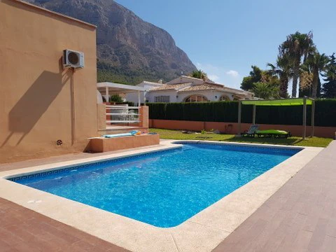 VILLA DE 4 DORMITORIOS EN ZONA MONTGO