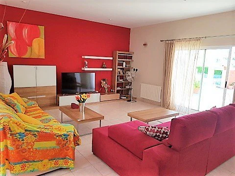 VILLA DE 4 DORMITORIOS EN ZONA MONTGO