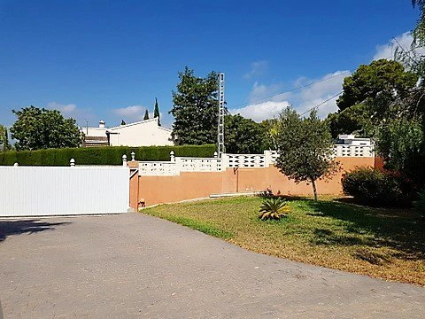 VILLA DE 4 DORMITORIOS EN ZONA MONTGO