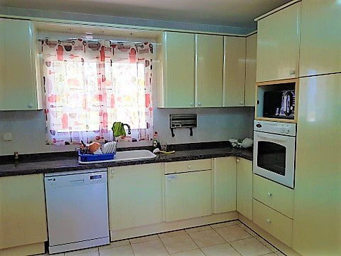 VILLA DE 4 DORMITORIOS EN ZONA MONTGO