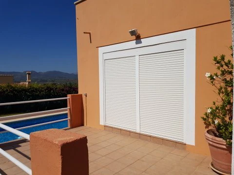 VILLA DE 4 DORMITORIOS EN ZONA MONTGO