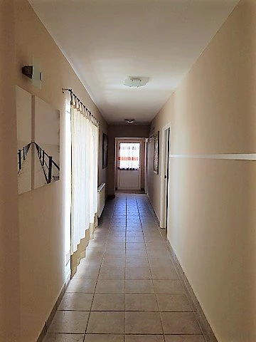 VILLA DE 4 DORMITORIOS EN ZONA MONTGO