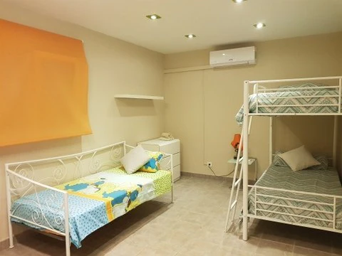 VILLA DE 4 DORMITORIOS EN ZONA MONTGO