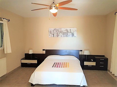 VILLA DE 4 DORMITORIOS EN ZONA MONTGO