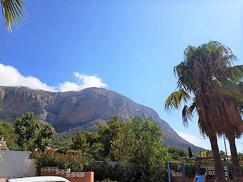VILLA DE 4 DORMITORIOS EN ZONA MONTGO