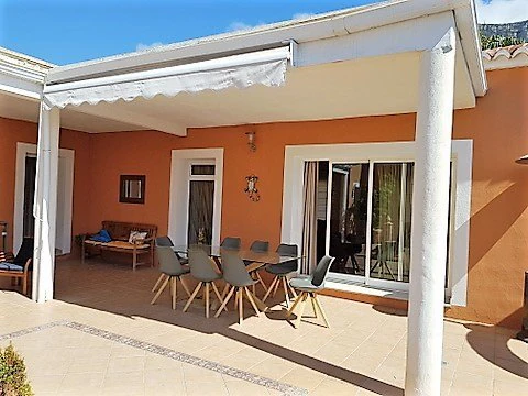 VILLA DE 4 DORMITORIOS EN ZONA MONTGO