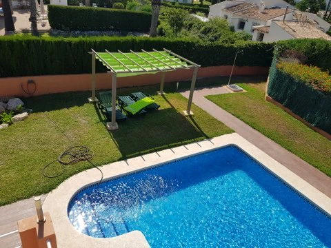 VILLA DE 4 DORMITORIOS EN ZONA MONTGO