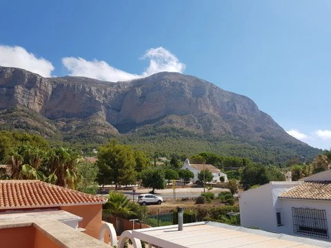 VILLA DE 4 DORMITORIOS EN ZONA MONTGO