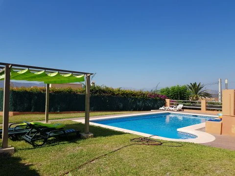 VILLA DE 4 DORMITORIOS EN ZONA MONTGO