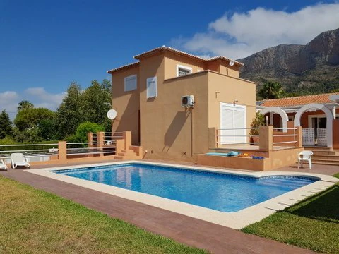 VILLA DE 4 DORMITORIOS EN ZONA MONTGO