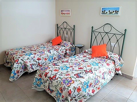 VILLA DE 4 DORMITORIOS EN ZONA MONTGO