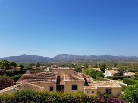 VILLA DE 4 DORMITORIOS EN ZONA MONTGO