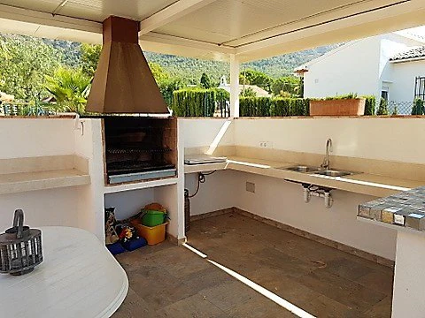 VILLA DE 4 DORMITORIOS EN ZONA MONTGO