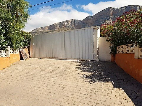 VILLA DE 4 DORMITORIOS EN ZONA MONTGO
